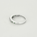 Bague jonc en or blanc, diamants et émeraudes