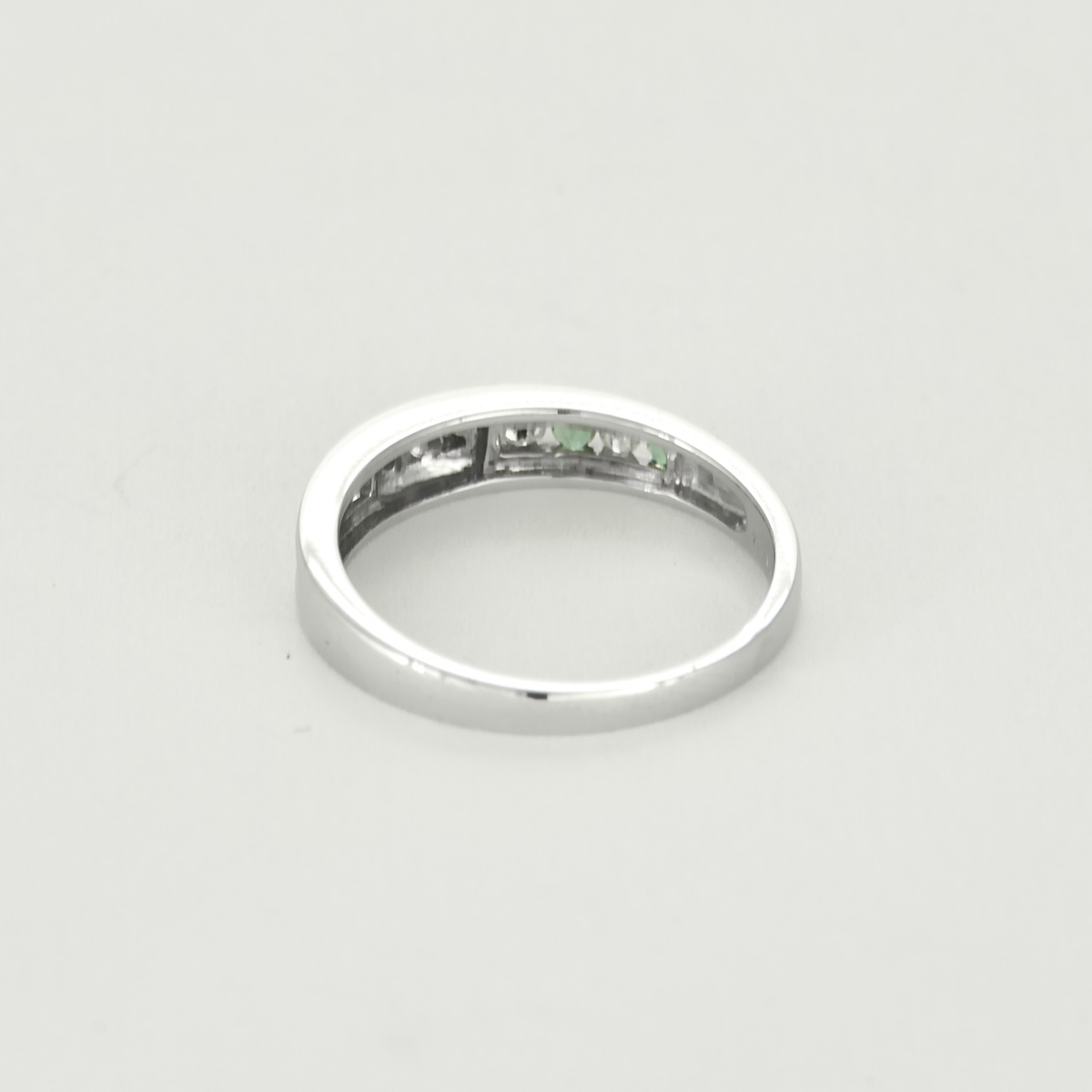 Bague jonc en or blanc, diamants et émeraudes