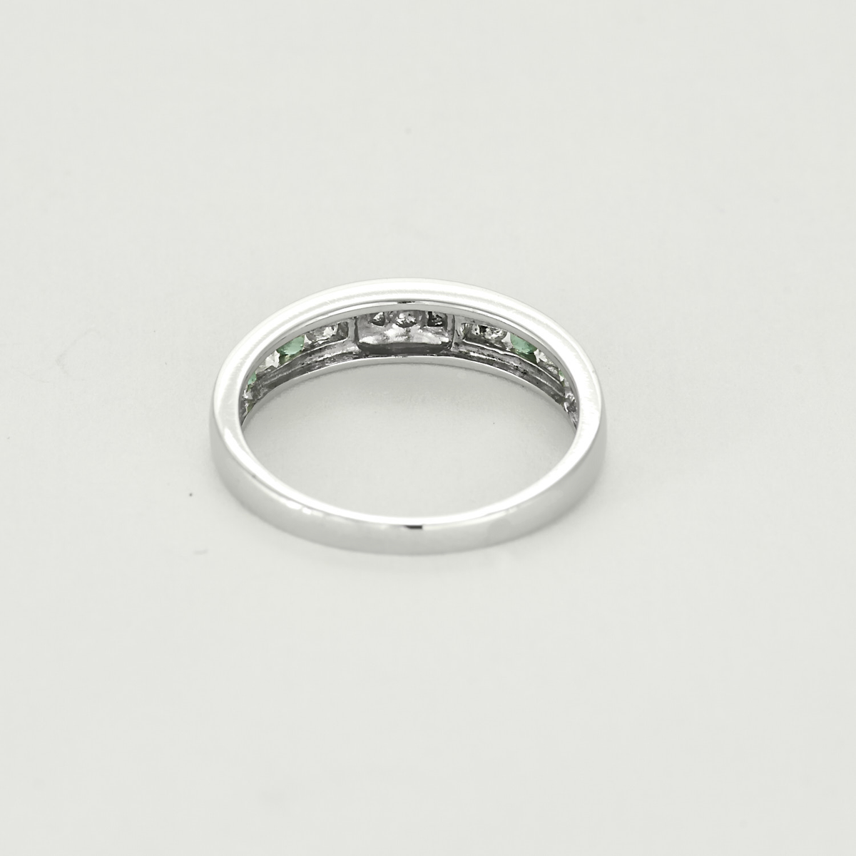 Bague jonc en or blanc, diamants et émeraudes