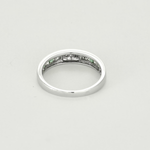 Bague jonc en or blanc, diamants et émeraudes