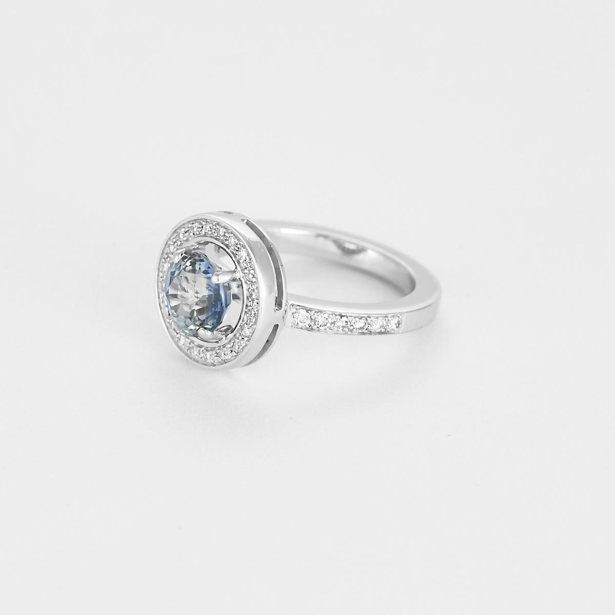 Bague en or gris saphir et diamants