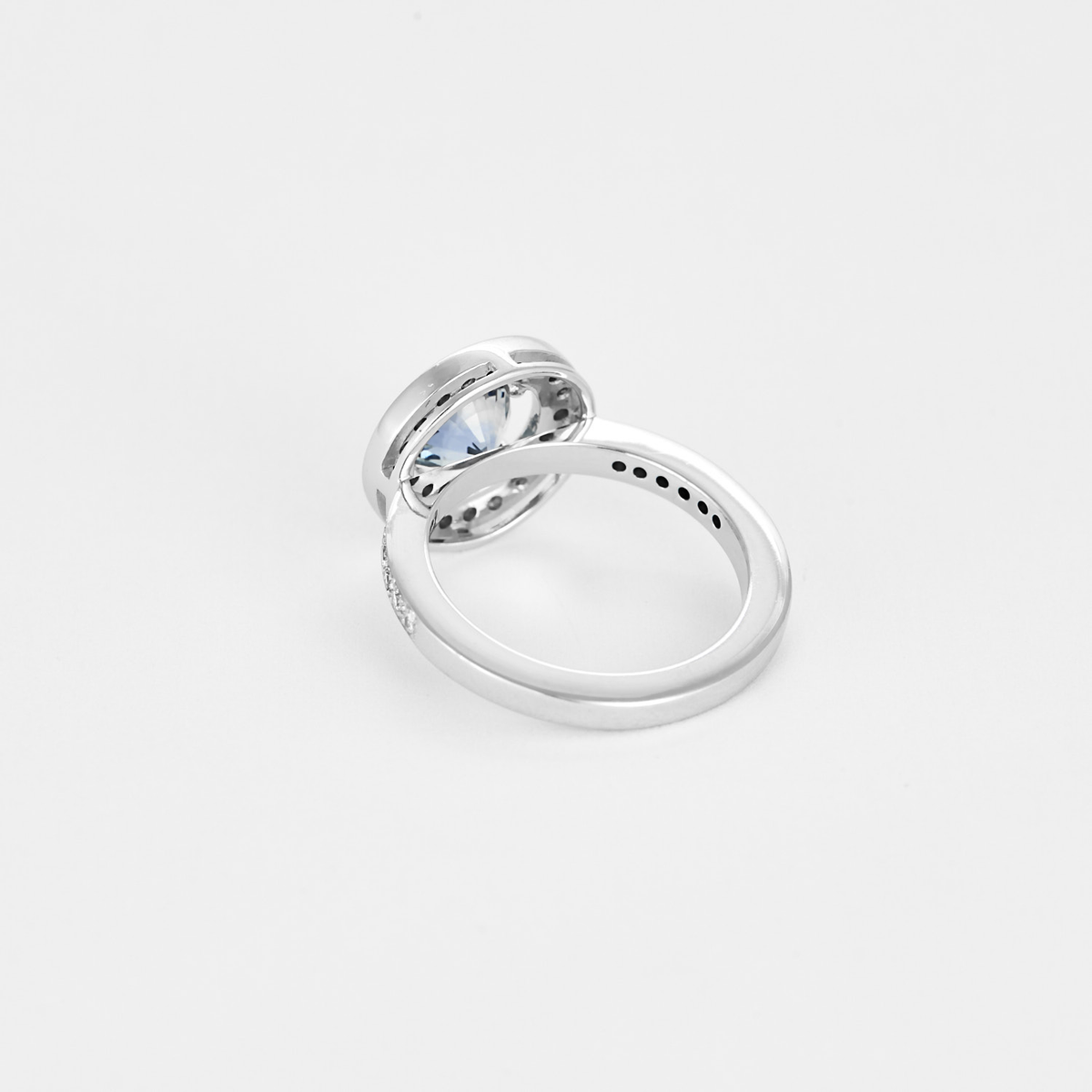 Bague en or gris saphir et diamants