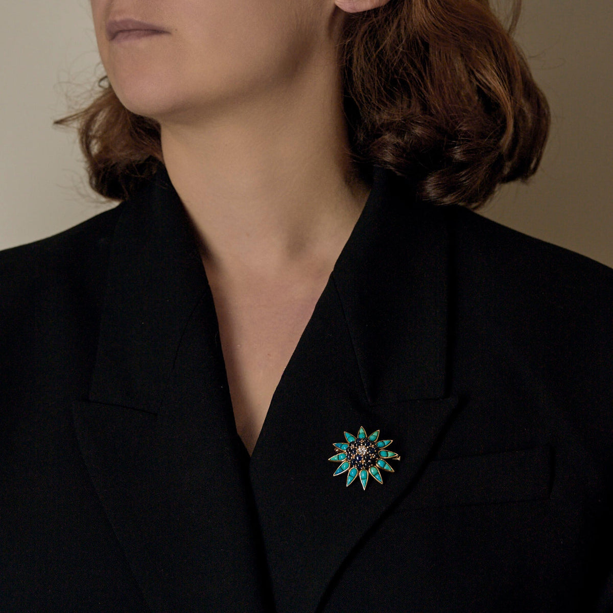 Broche "Etoile" en or jaune, diamants, saphirs et turquoises