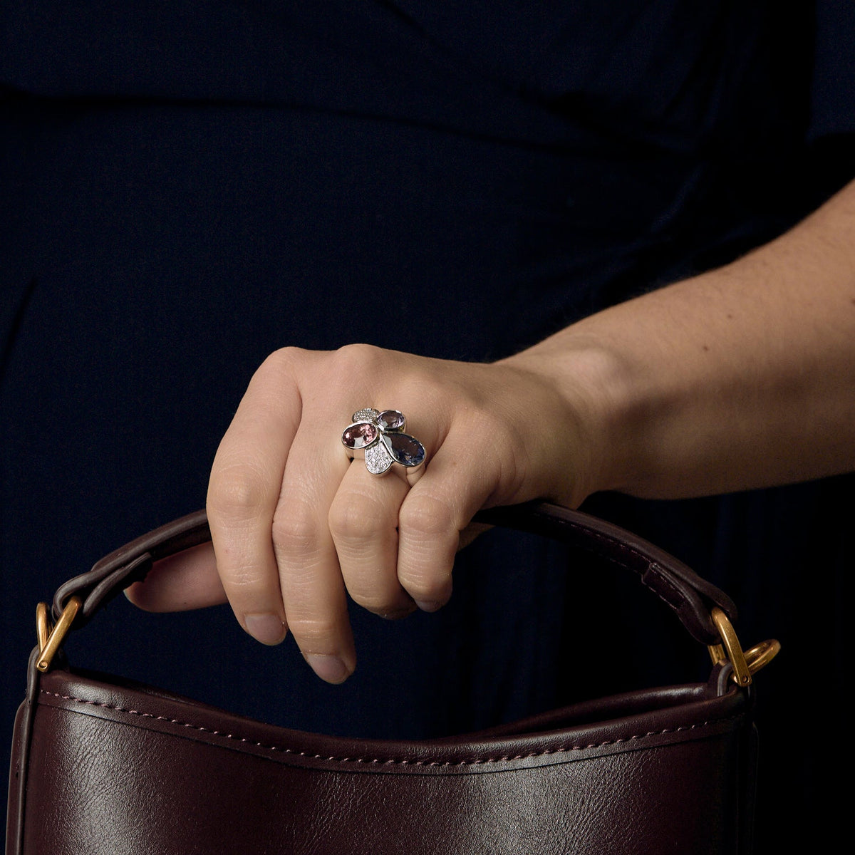 Bague moderniste en or gris, diamants, tourmaline rose et améthystes