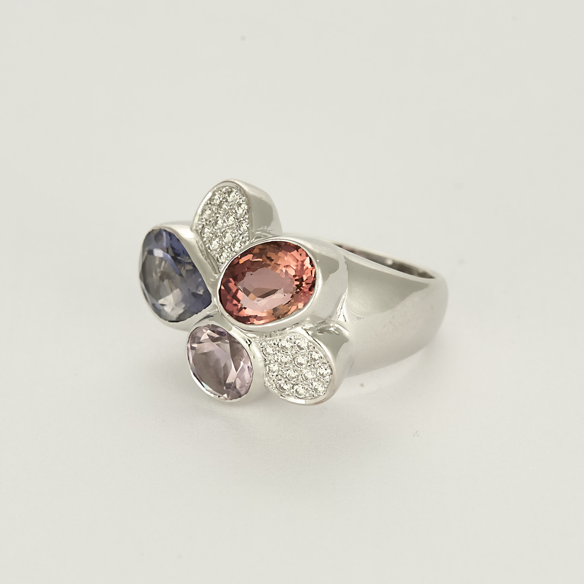 Bague moderniste en or gris, diamants, tourmaline rose et améthystes