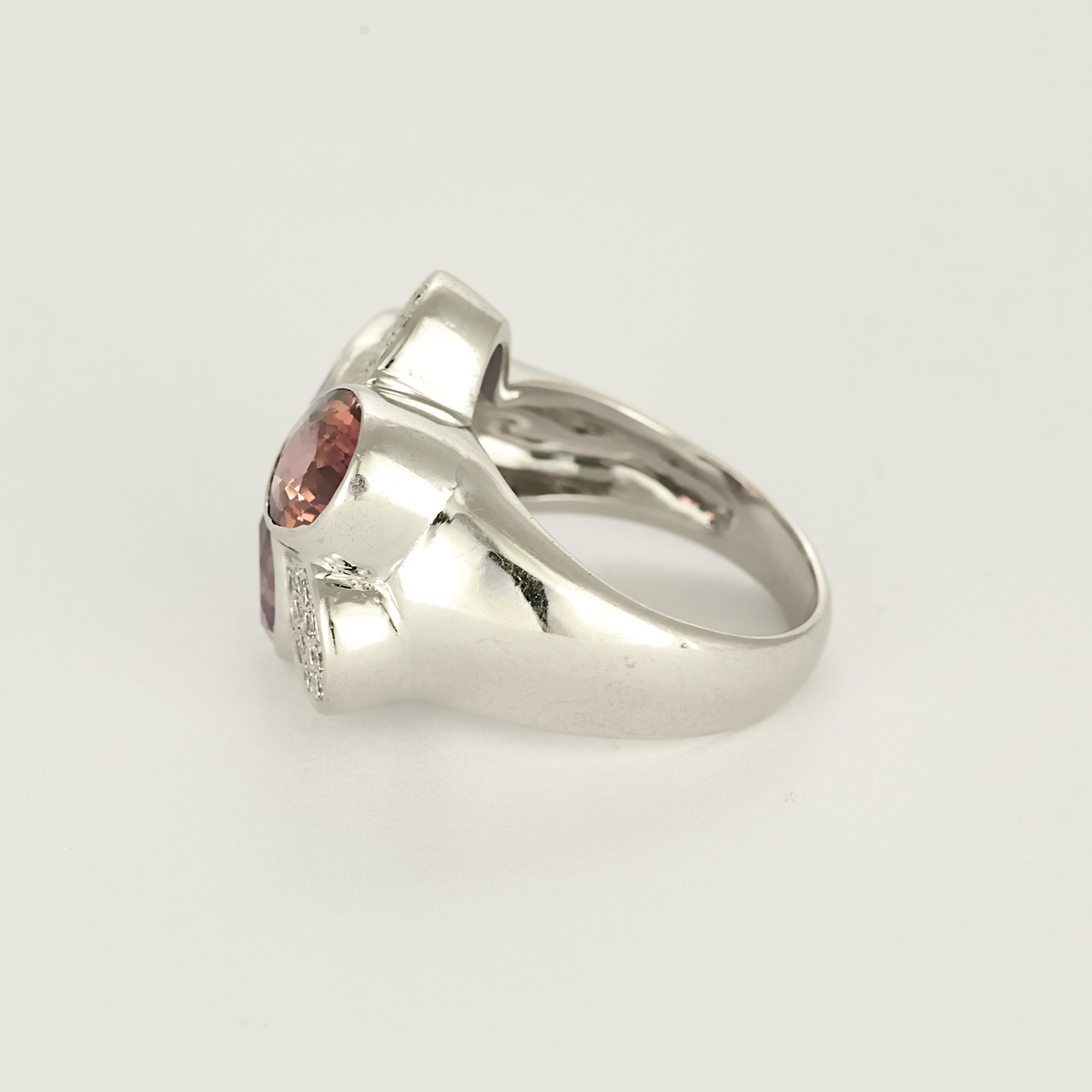 Bague moderniste en or gris, diamants, tourmaline rose et améthystes
