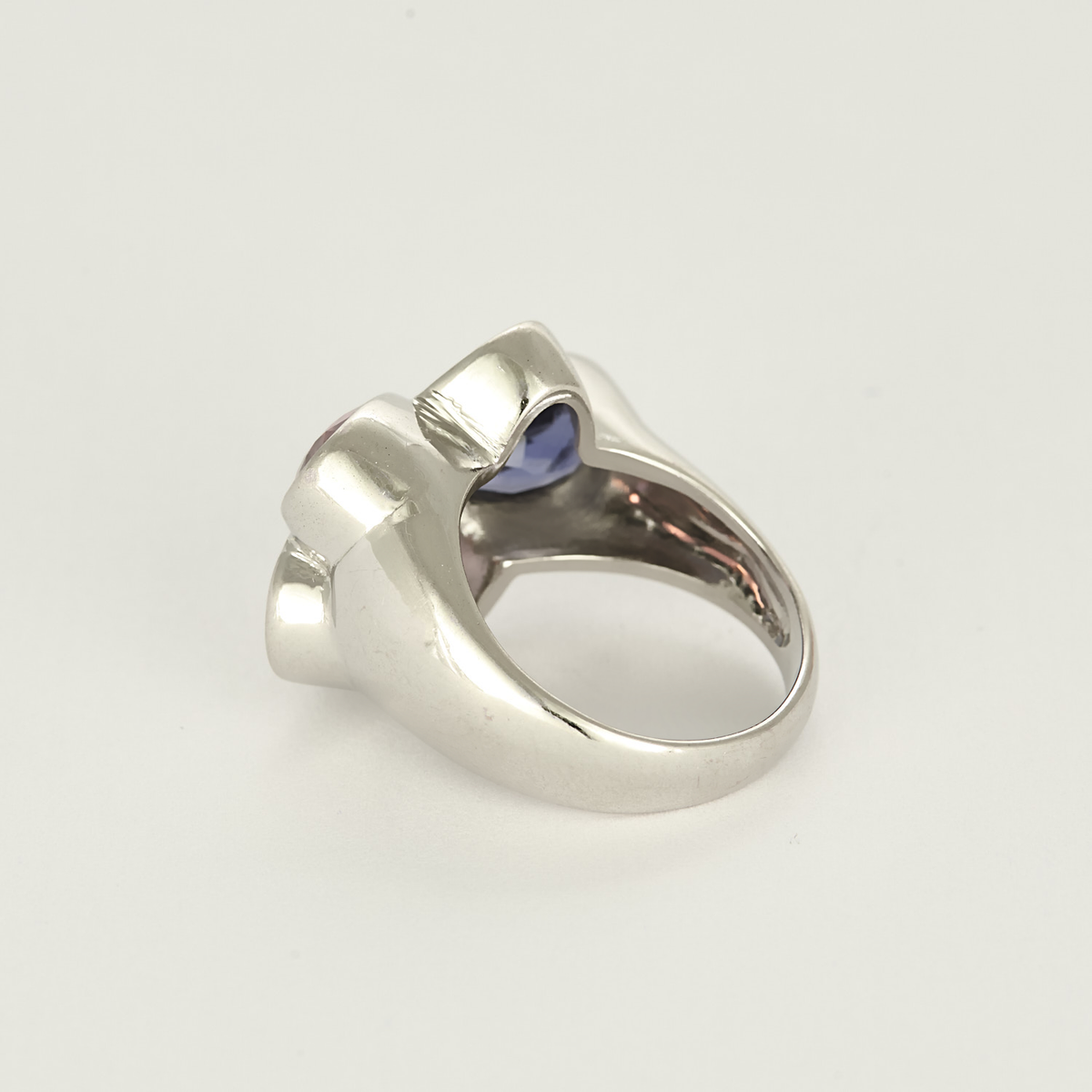 Bague moderniste en or gris, diamants, tourmaline rose et améthystes