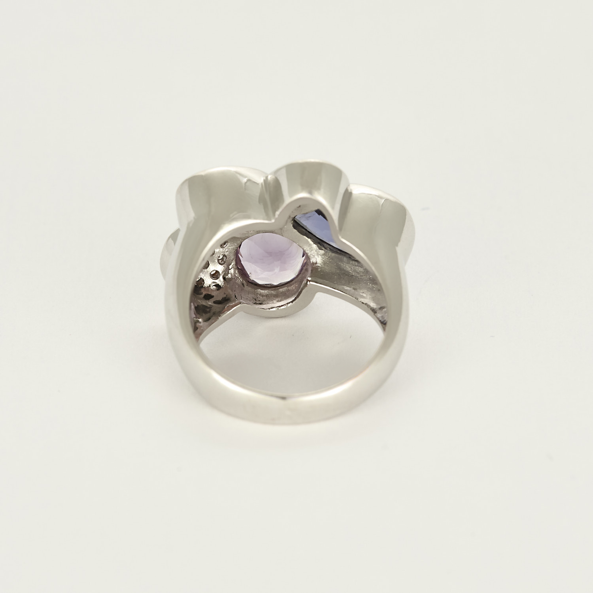 Bague moderniste en or gris, diamants, tourmaline rose et améthystes