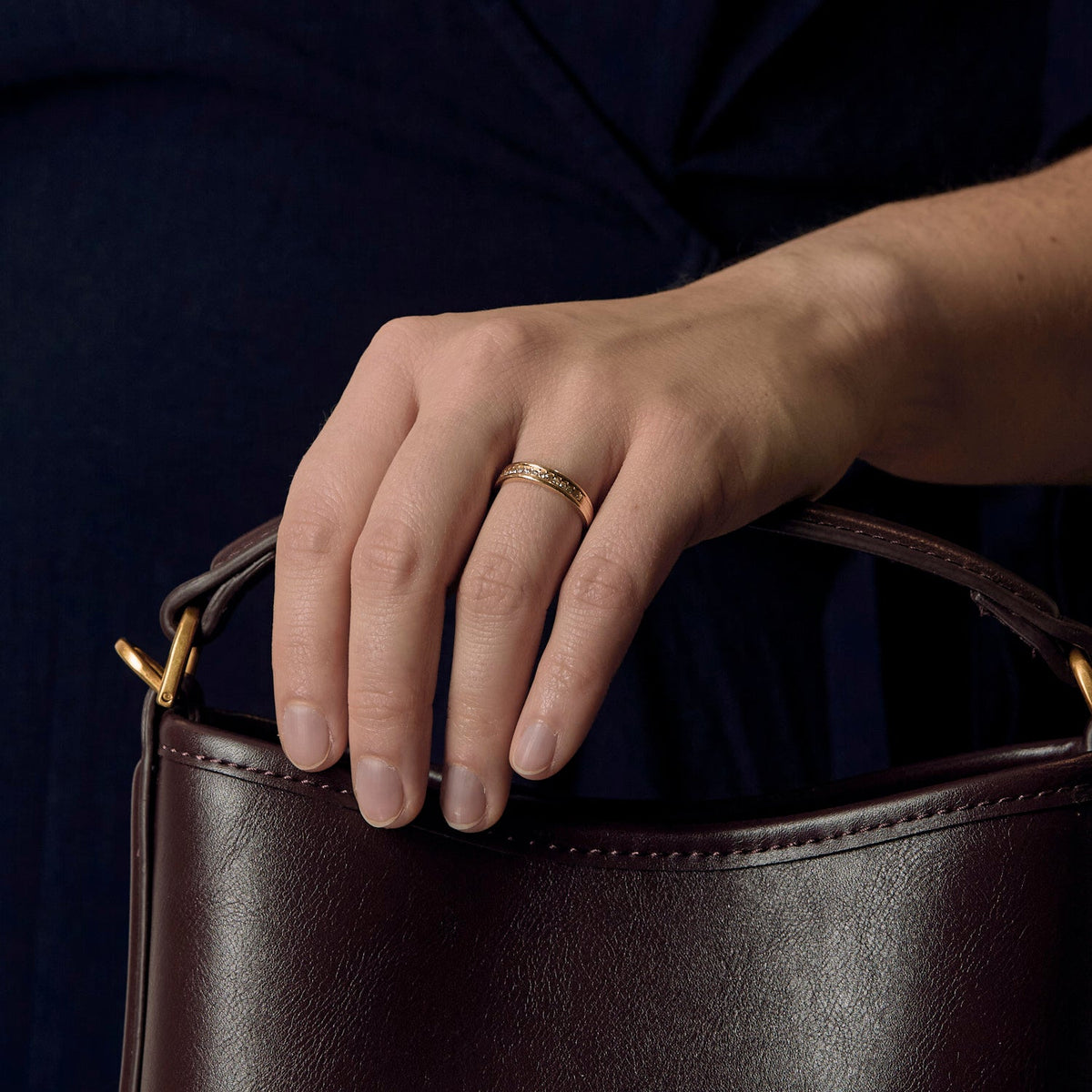 Fine Bague jonc or jaune et diamants