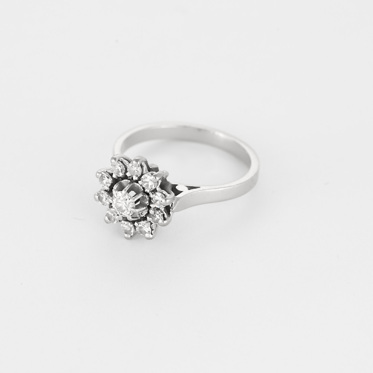 Bague marguerite en platine et or gris diamants
