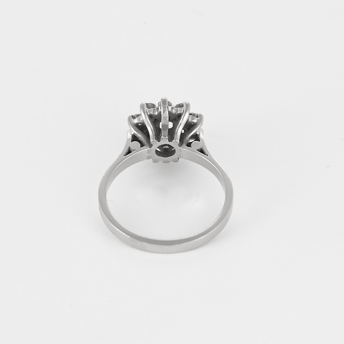 Bague marguerite en platine et or gris diamants