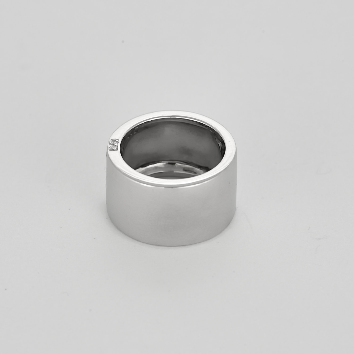 Bague bandeau en or blanc et diamants