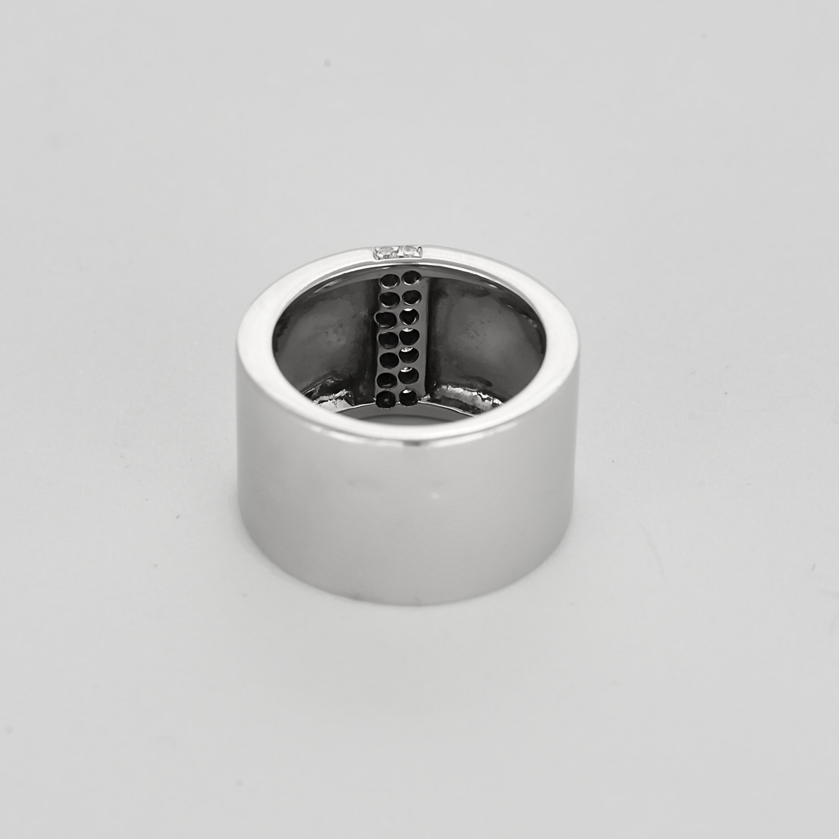 Bague bandeau en or blanc et diamants