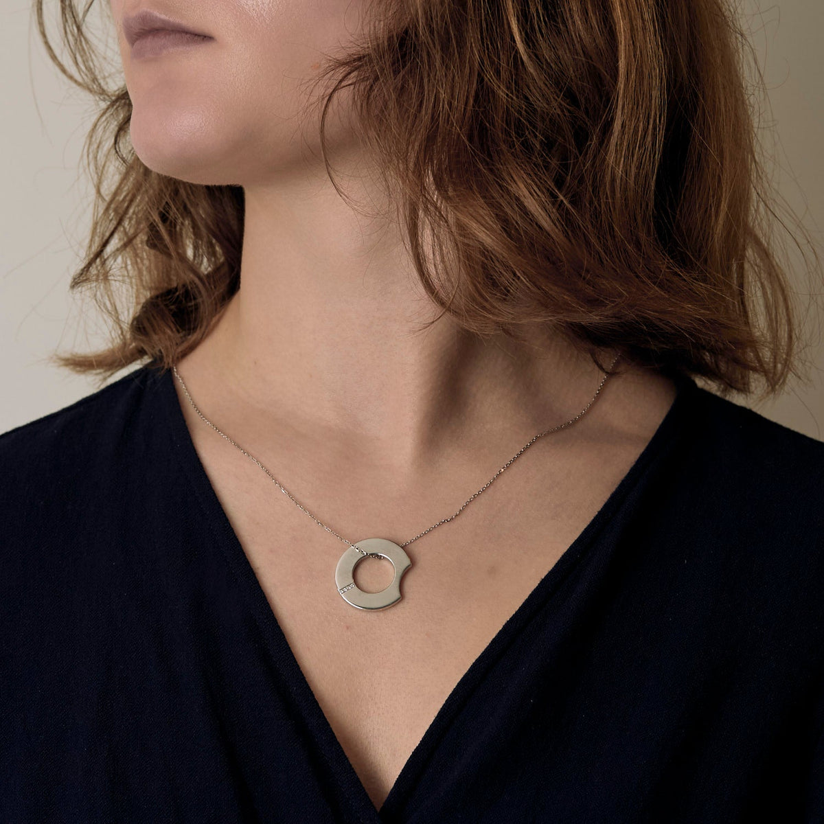 Bague transformable en pendentif en or blanc, diamants