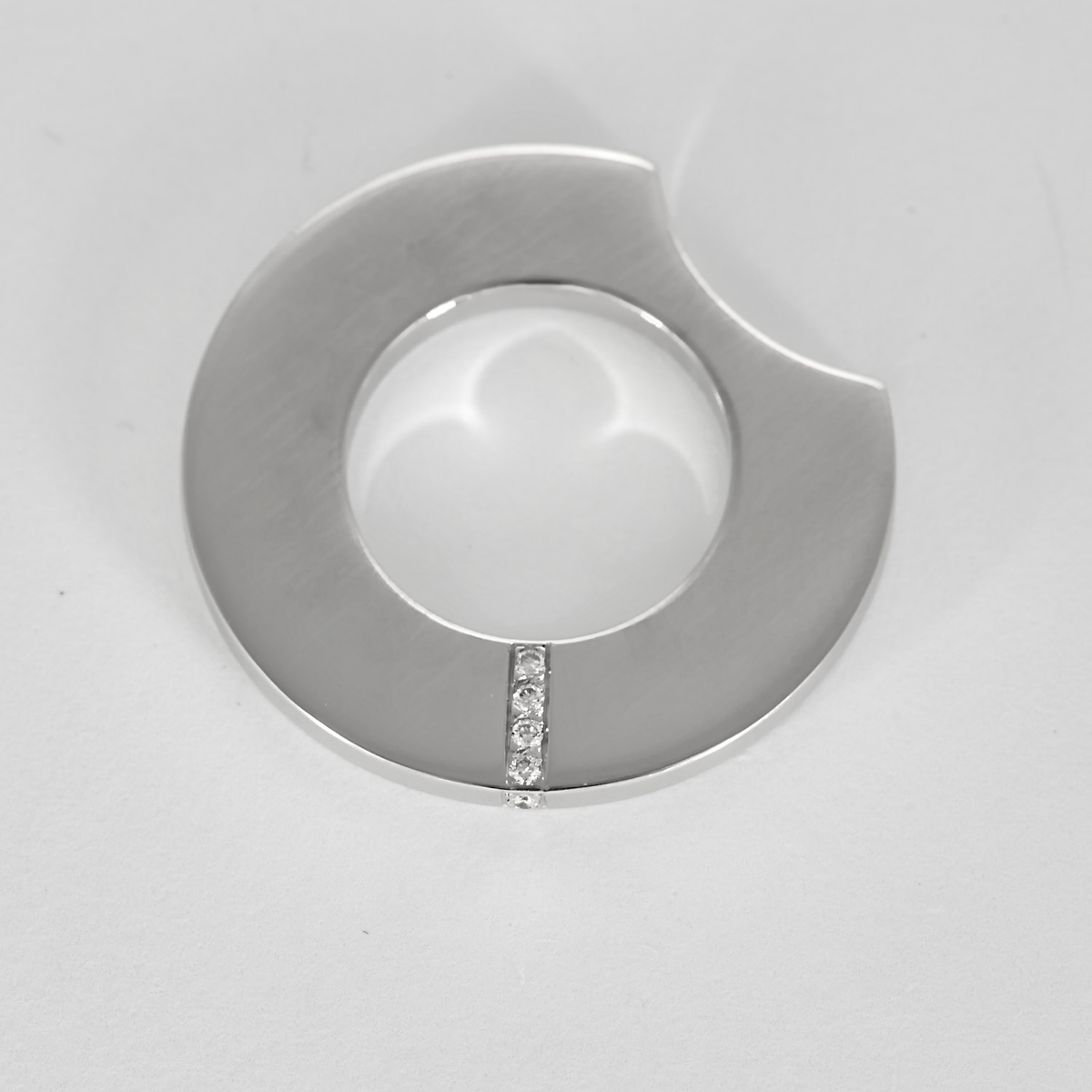Bague transformable en pendentif en or blanc, diamants