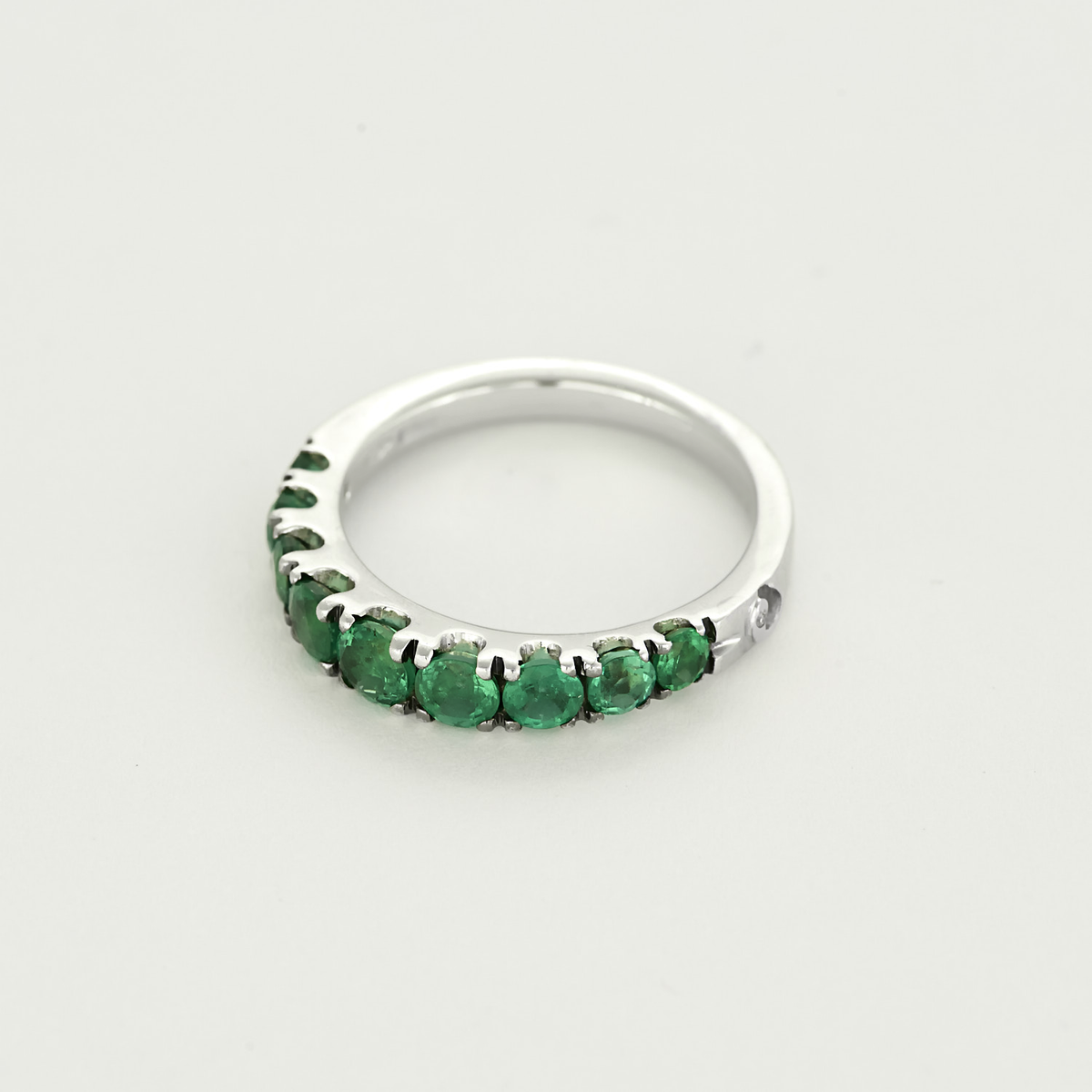 Bague jonc en or blanc et émeraudes