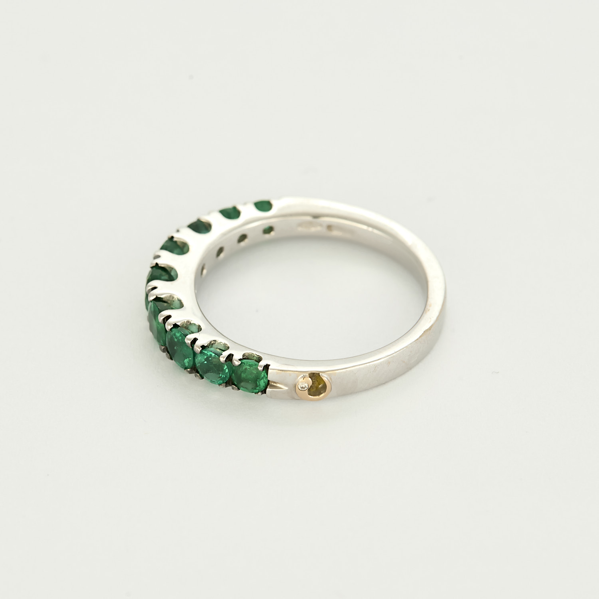 Bague jonc en or blanc et émeraudes