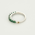 Bague jonc en or blanc et émeraudes