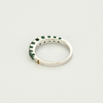 Bague jonc en or blanc et émeraudes