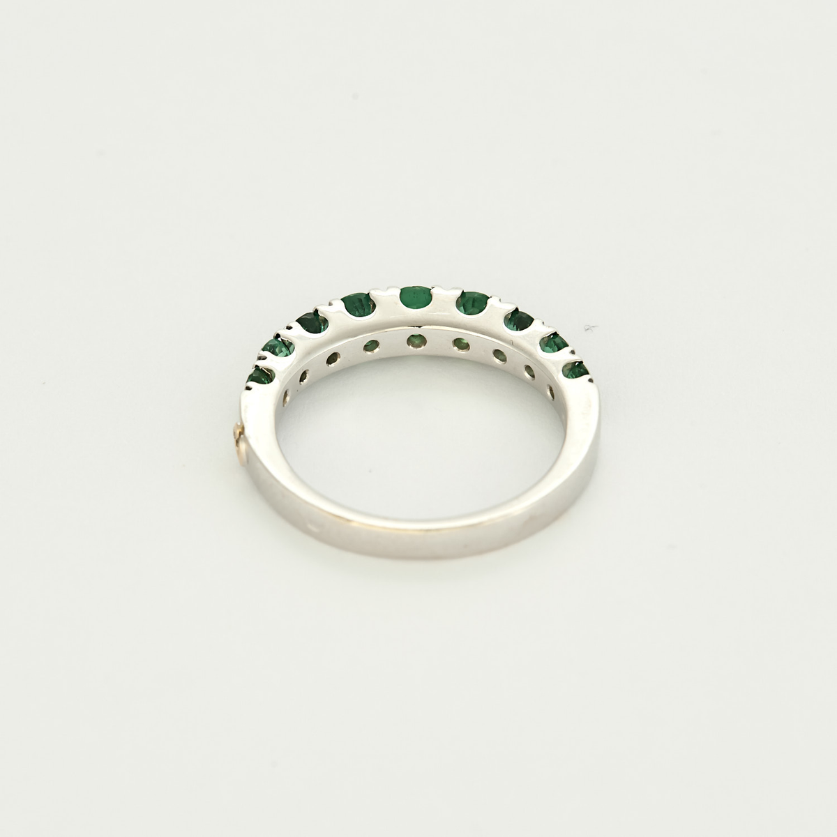 Bague jonc en or blanc et émeraudes