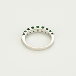 Bague jonc en or blanc et émeraudes