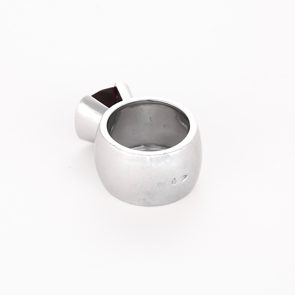 Importante bague en or blanc et Grenat Pyrope