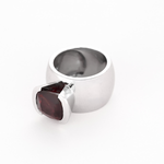 Importante bague en or blanc et Grenat Pyrope