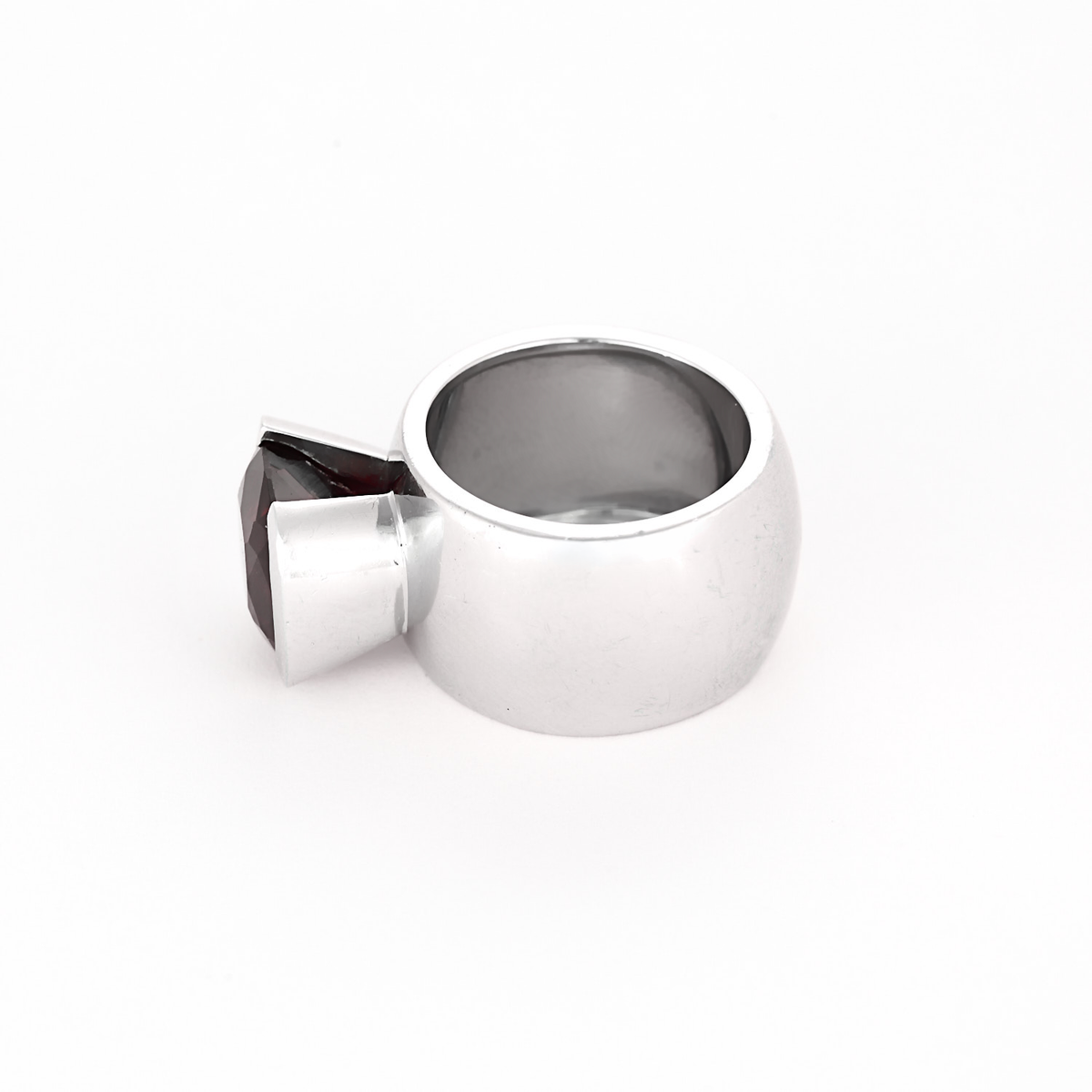 Importante bague en or blanc et Grenat Pyrope