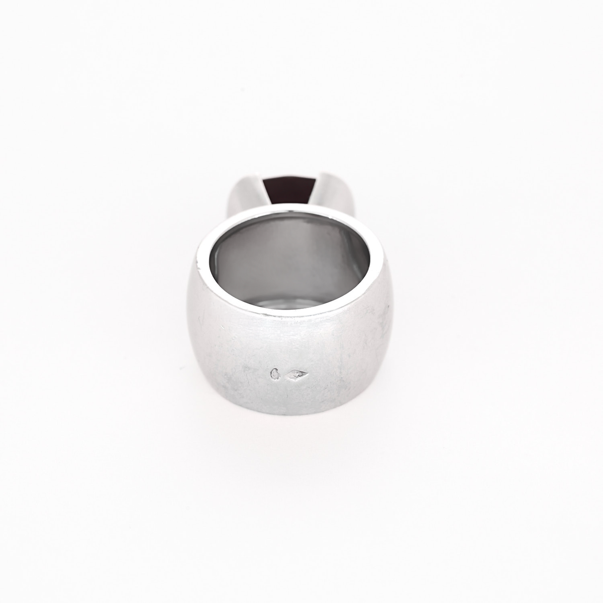 Importante bague en or blanc et Grenat Pyrope