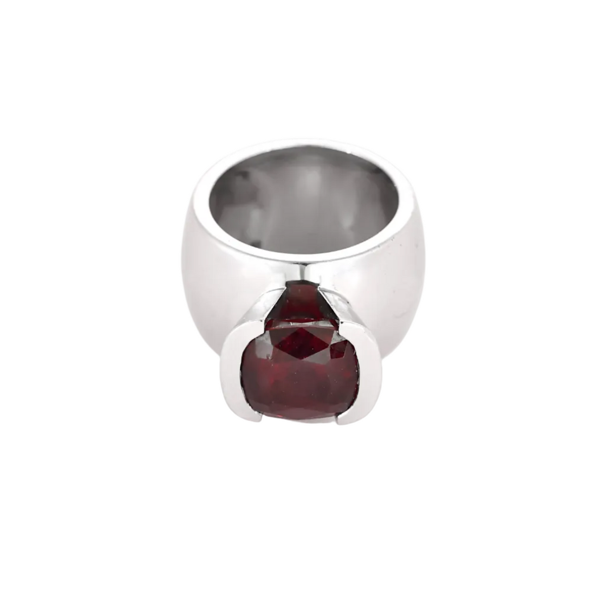 Importante bague en or blanc et Grenat Pyrope