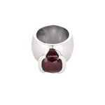 Importante bague en or blanc et Grenat Pyrope