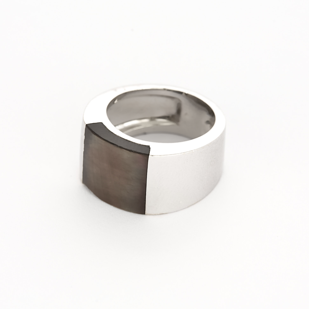 Artus Bertrand - Bague en or blanc et nacre