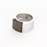 Artus Bertrand - Bague en or blanc et nacre