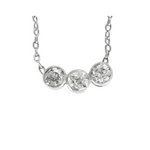 Collier en or gris, platine et trois diamants.