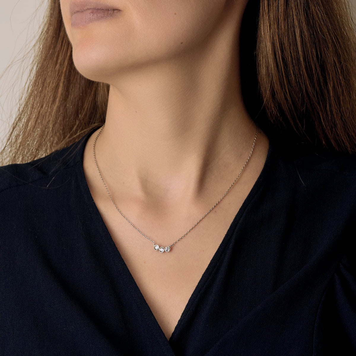 Collier en or gris, platine et trois diamants.