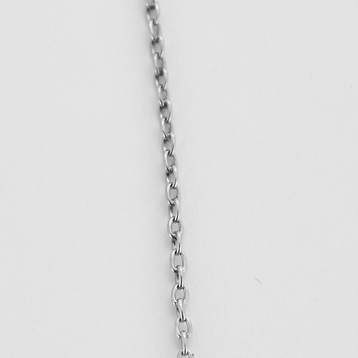 Collier en or gris, platine et trois diamants.
