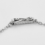 Collier en or gris, platine et trois diamants.