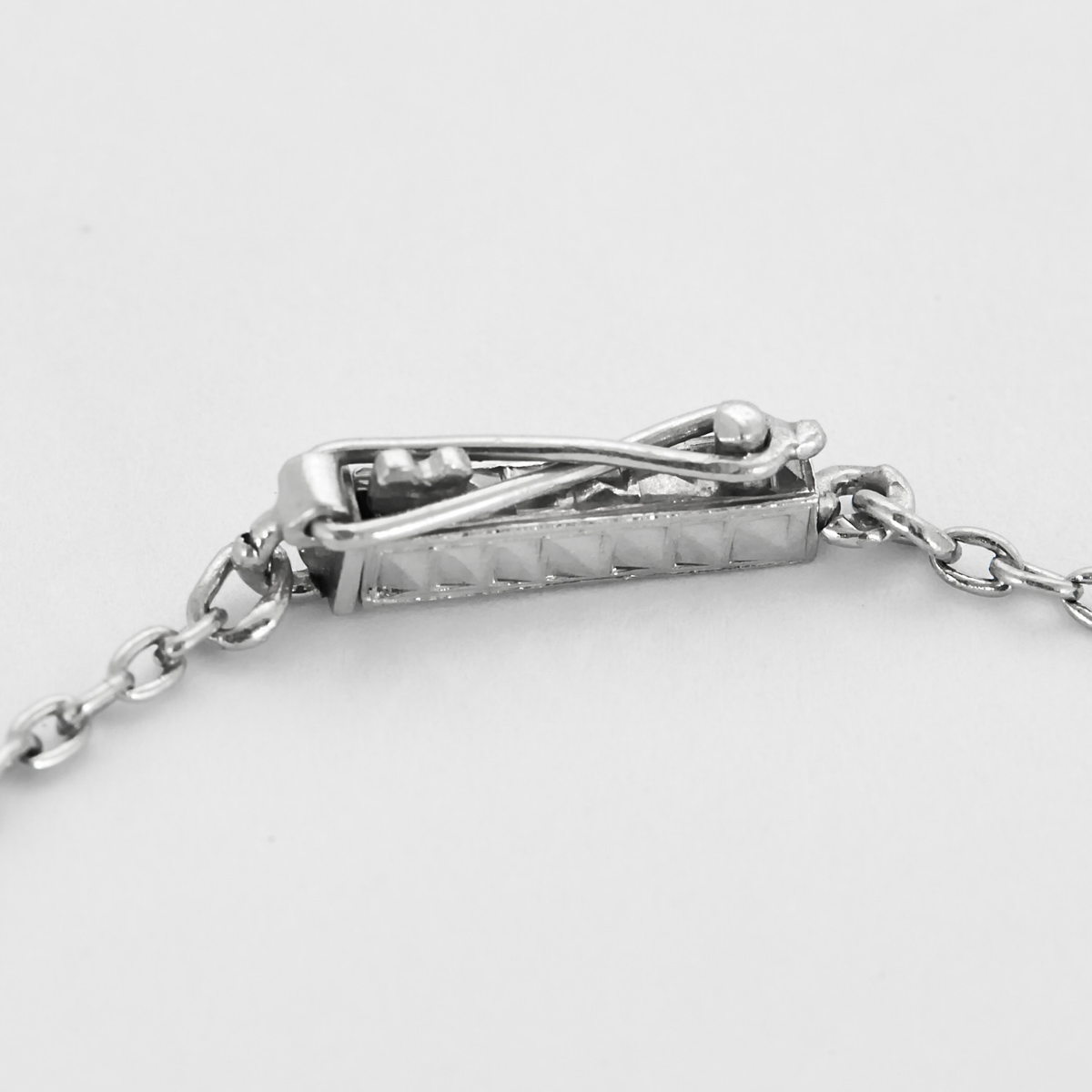 Collier en or gris, platine et trois diamants.