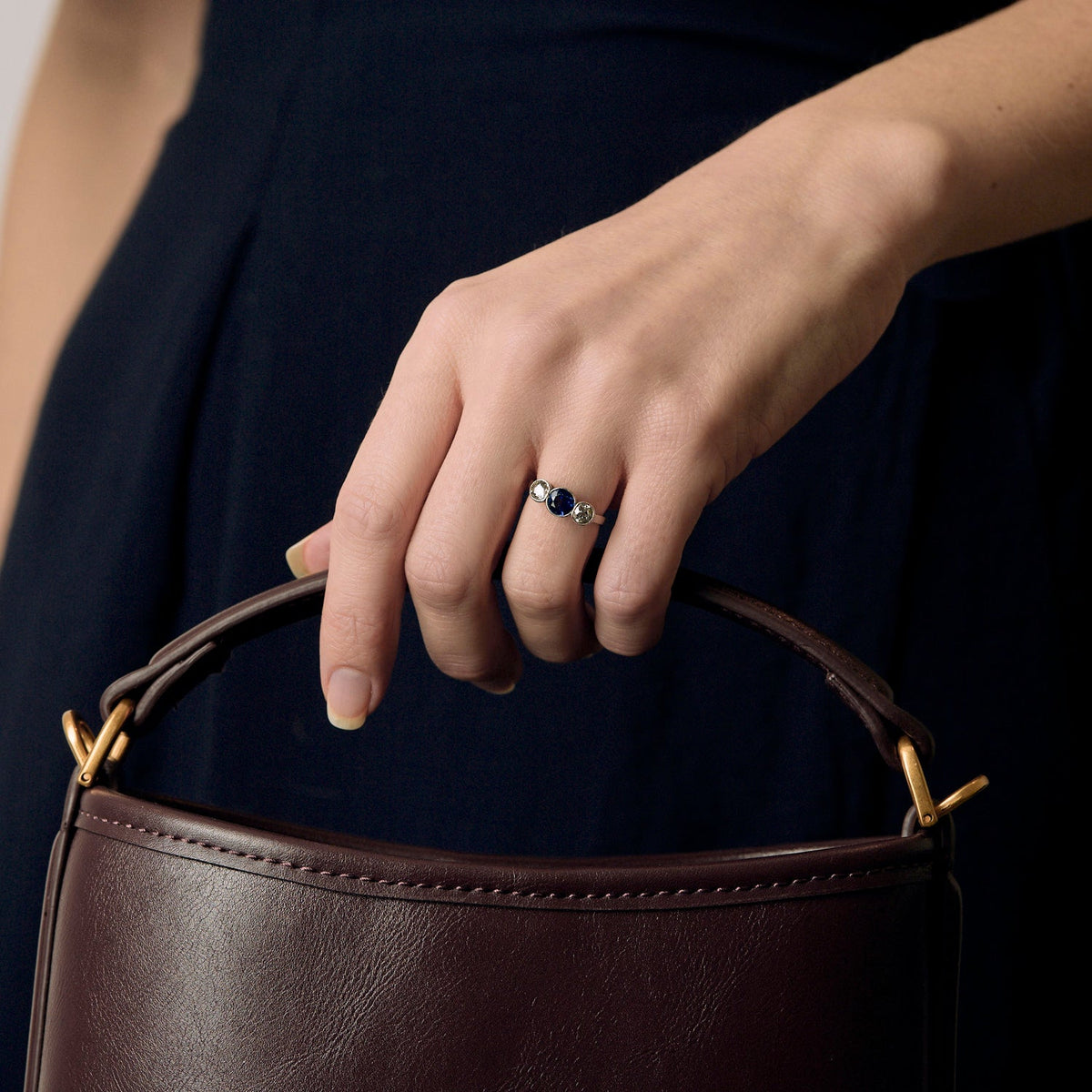 Bague en or gris, platine,  saphir et diamants