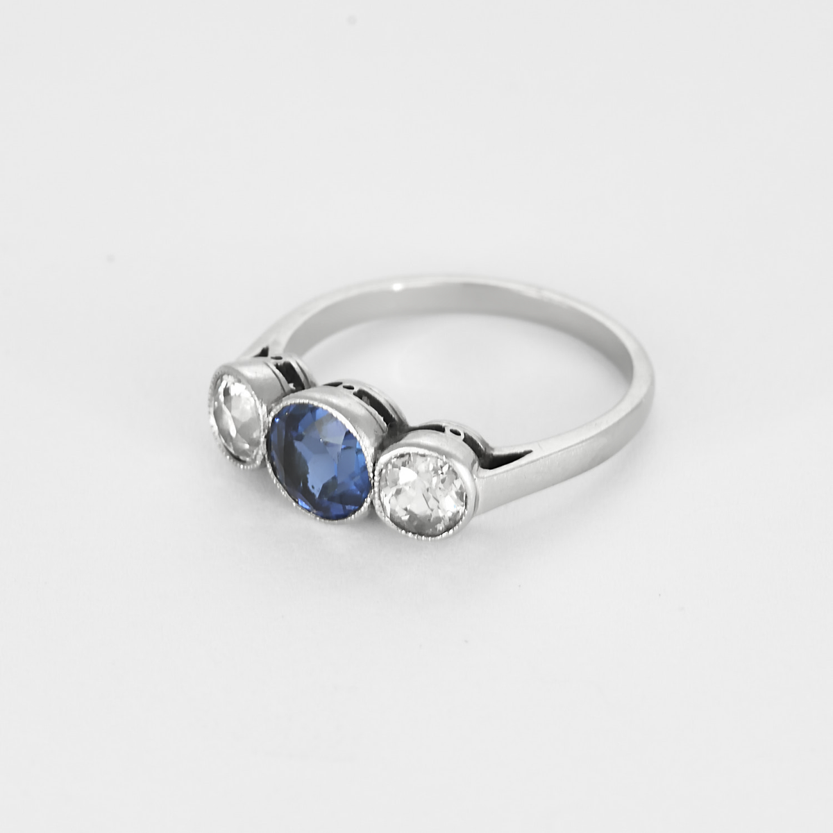 Bague en or gris, platine,  saphir et diamants