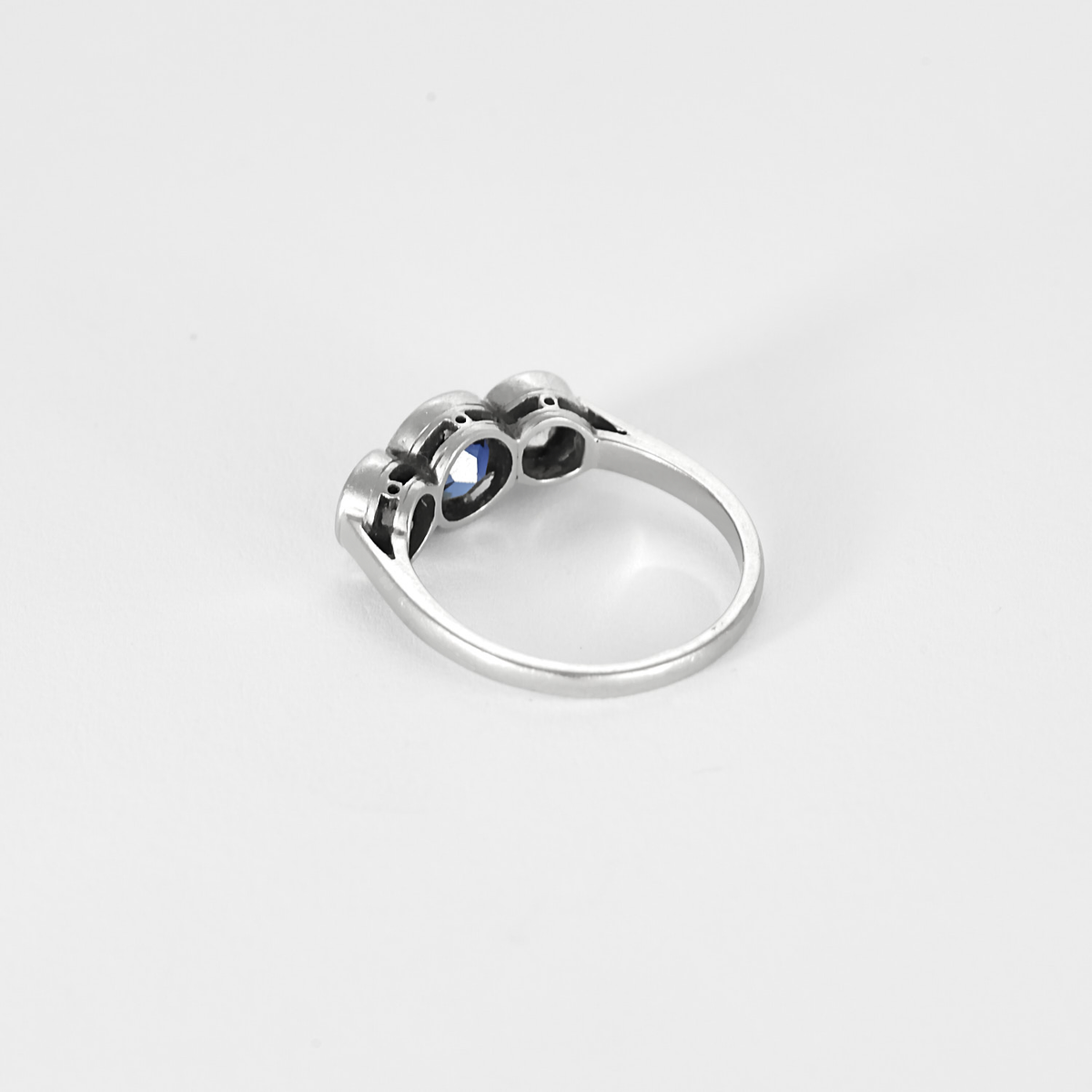 Bague en or gris, platine,  saphir et diamants