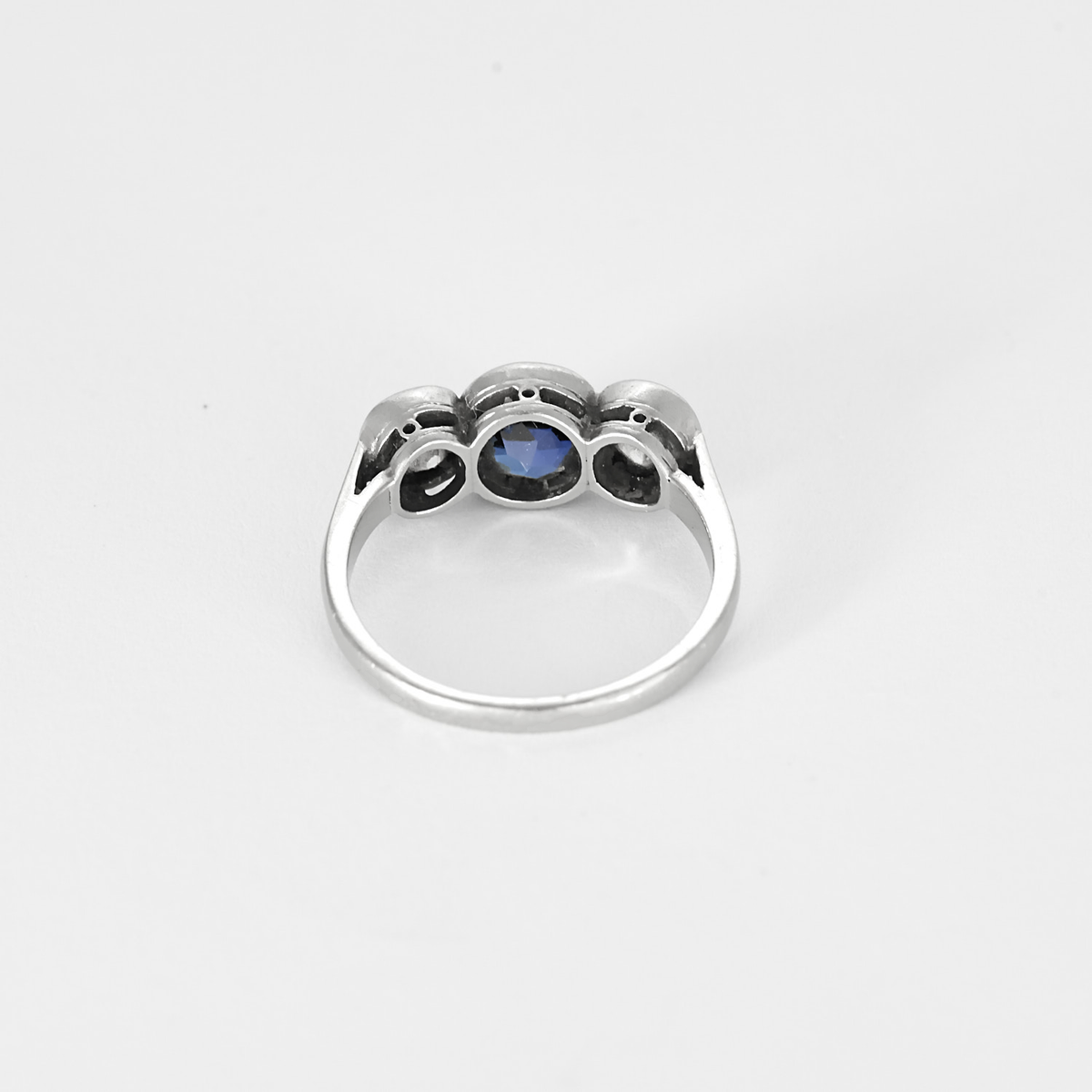 Bague en or gris, platine,  saphir et diamants