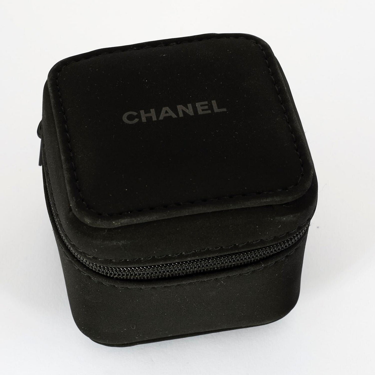 CHANEL - Mademoiselle - Montre bijou or jaune et perles