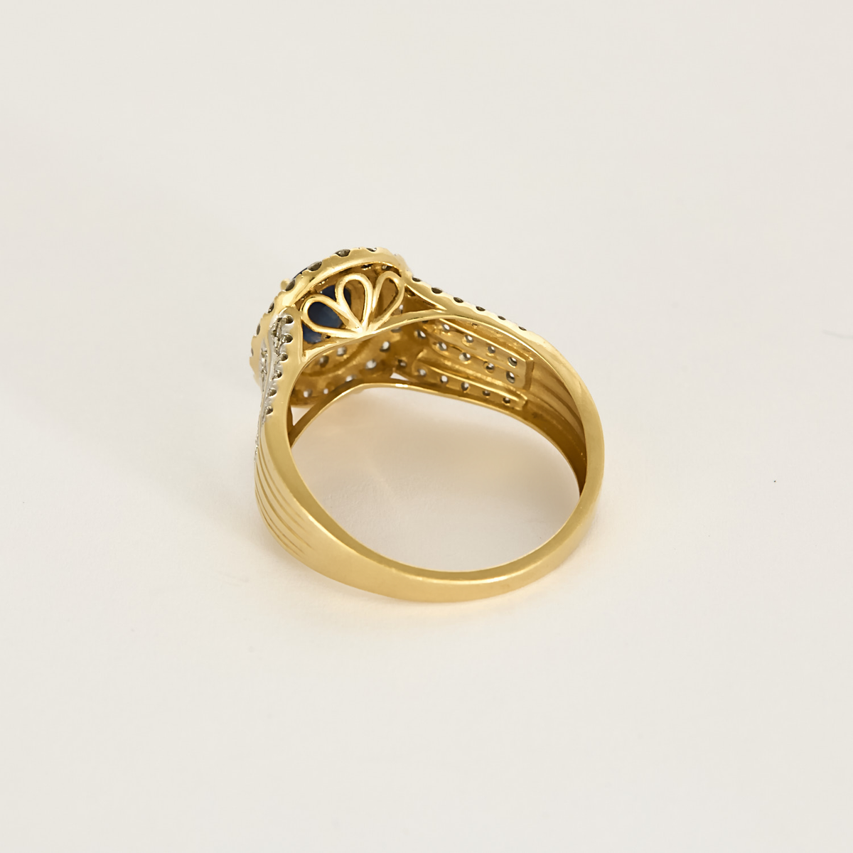 Bague en or jaune, saphir et diamants