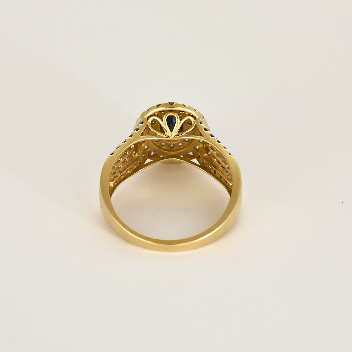 Bague en or jaune, saphir et diamants