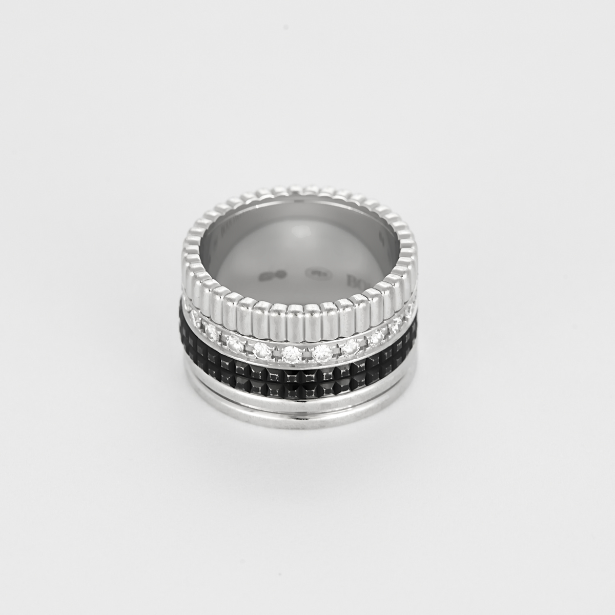 Bague Boucheron Quatre Black Edition grand modèle en or blanc, diamants et PVD noir.