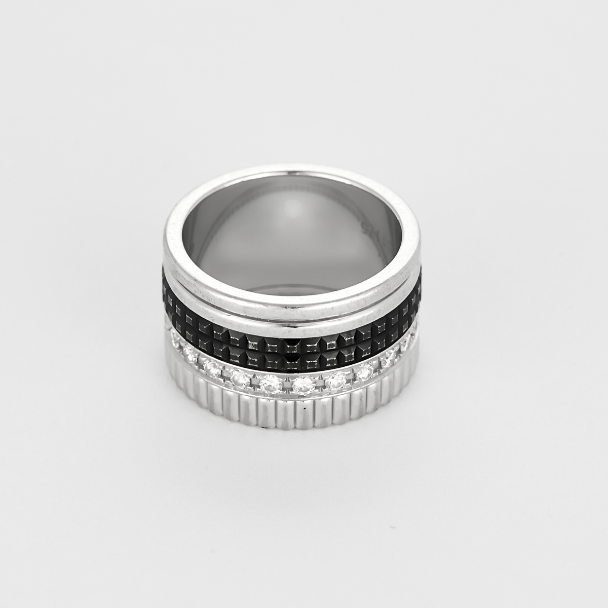 Bague Boucheron Quatre Black Edition grand modèle en or blanc, diamants et PVD noir.