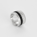 Bague Boucheron Quatre Black Edition grand modèle en or blanc, diamants et PVD noir.