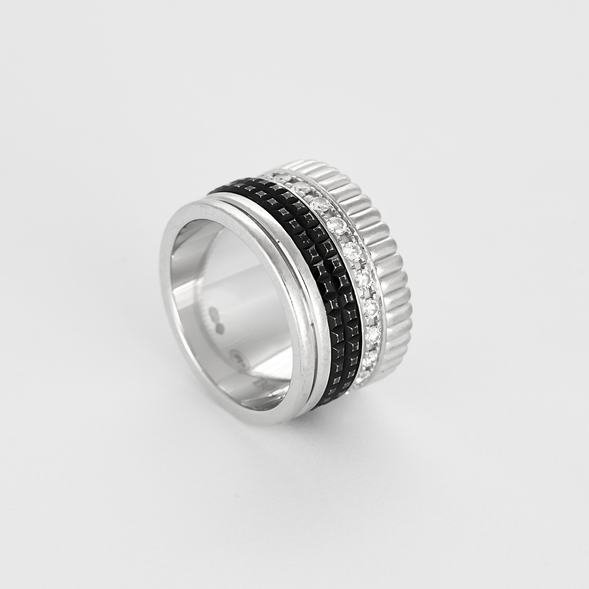 Bague Boucheron Quatre Black Edition grand modèle en or blanc, diamants et PVD noir.
