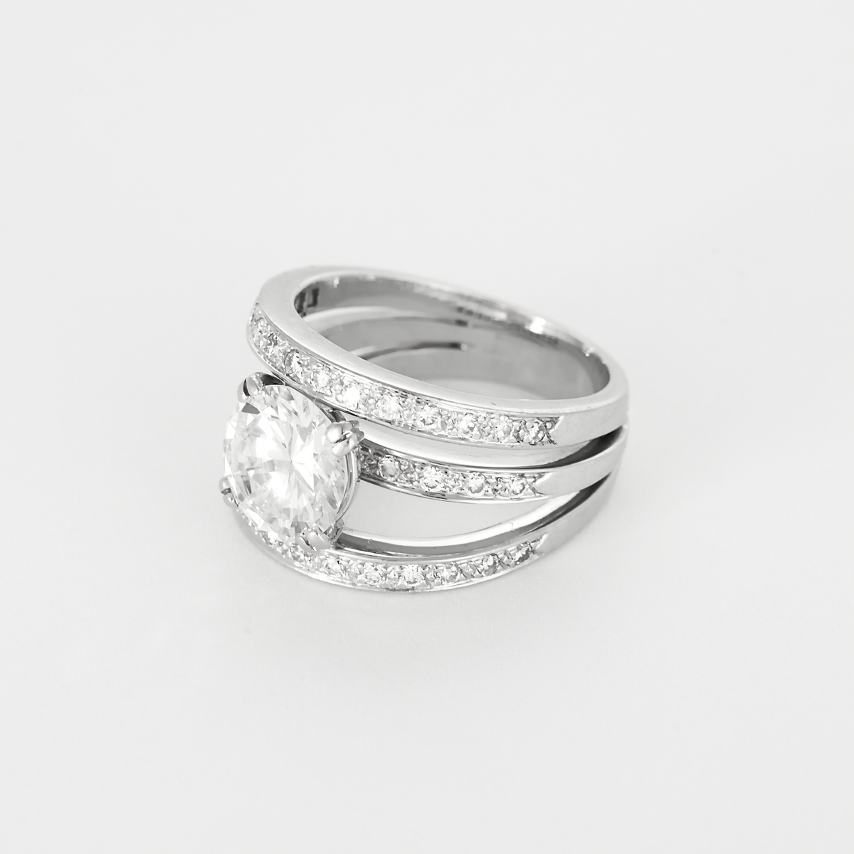 Importante Bague en or gris diamant taille ancienne 2.66 carats environ